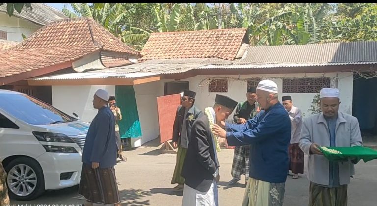 Pengasuh PP Banyuanyar dan Ribuan Santri Sambut Kedatangan Ach Farhan Juara 3 MHQ Internasional Katagori 15 Juz