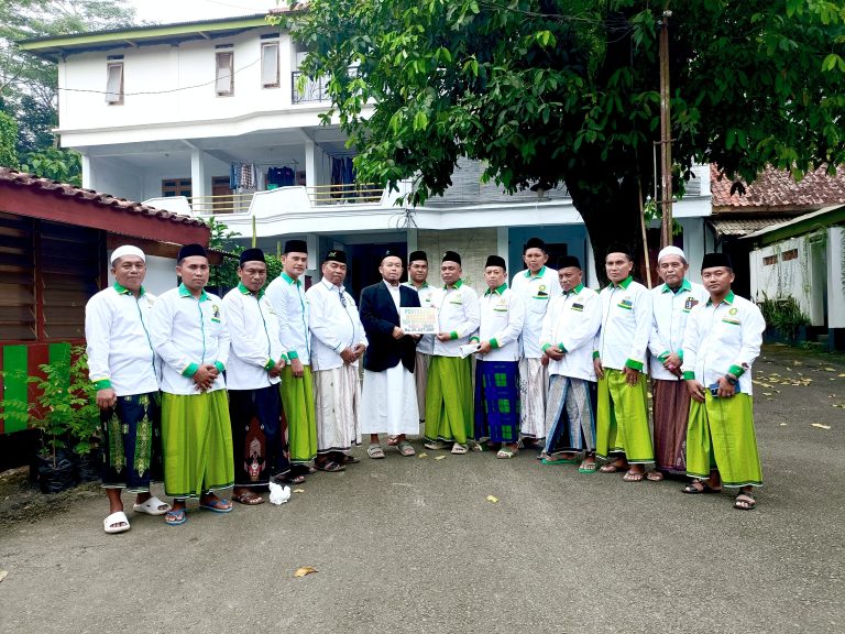 DPW PERADABAN Karang Penang Serahkan Donasi Rp35 Juta untuk Pembangunan Kampus IDB Pamekasan